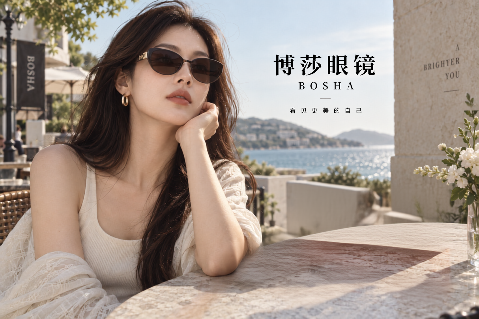 佩戴眼镜的女性侧脸